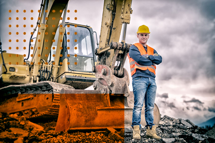 Pelle mécanique avec opérateur sur chantier